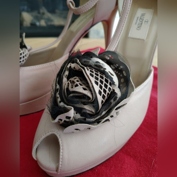 Authentic Valentino Garavani Leather High Heels - Picture 6 of 8